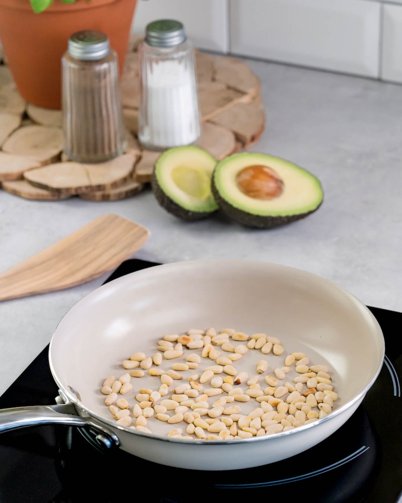 Dieses Bild zeigt wie die Nudeln für den Nudelsalat mit Avocado gekocht werden.