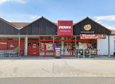 Sie sehen den Eingang vom Penny Markt in Loebau Laubaner Str. 37
