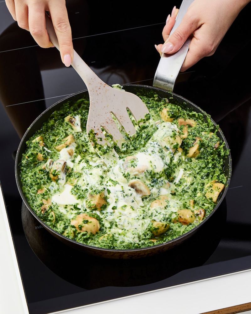 Dieses Bild zeigt, wie alles in einer Pfanne verrührt wird.