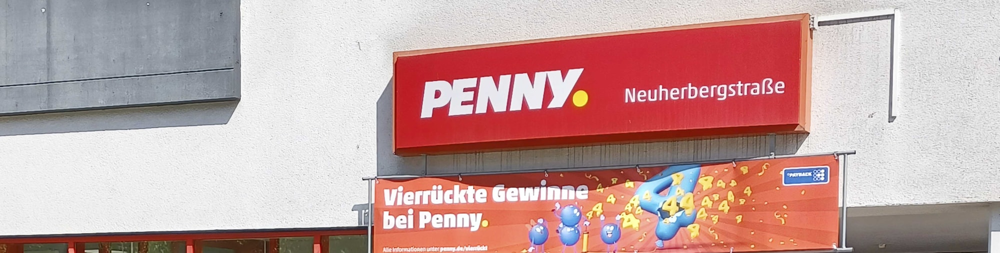 Sie sehen den Eingang vom Penny Markt in Muenchen/Milbertshofen-Am Hart Neuherbergstr. 110