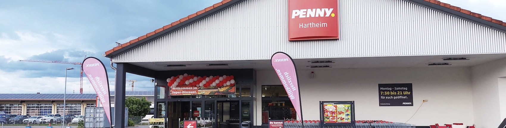 Sie sehen den Eingang vom Penny Markt in Hartheim, Freiburger Str. 2
