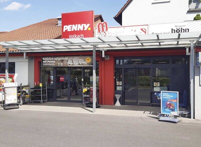 Sie sehen den Eingang vom Penny Markt in Volkach In der Röthe 4