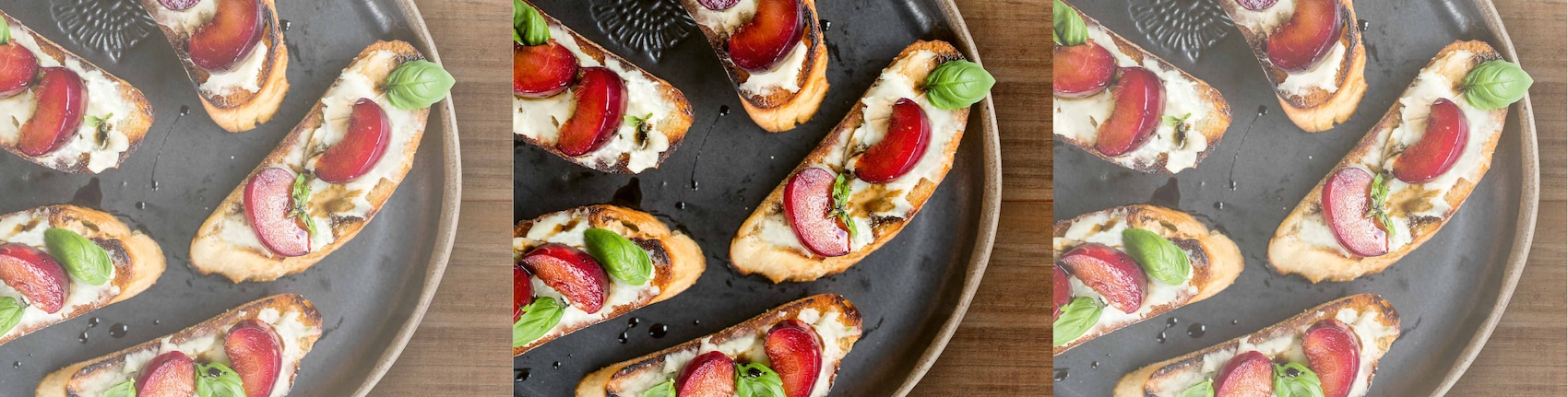 Dieses Bild zeigt die fertigen Pflaumen-Käse-Crostini.