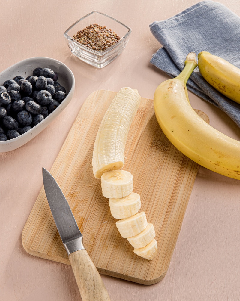 Dieses Bild zeigt wie die Banane geschnitten wird.