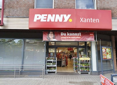 Sie sehen den Eingang vom Penny Markt XantenViktorstr. 12