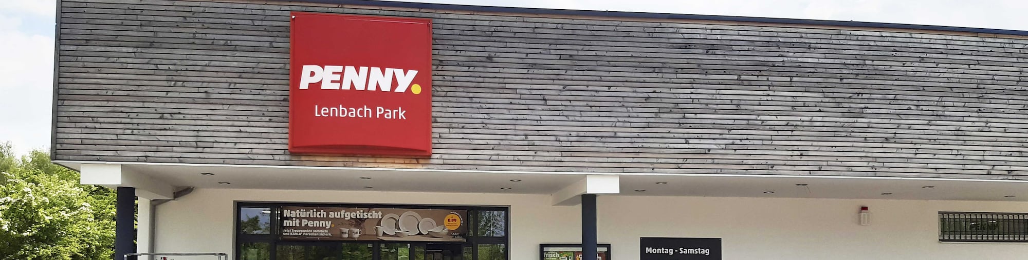 Sie sehen den Eingang vom Penny Markt in Langquaid, Lenbachstraße 2