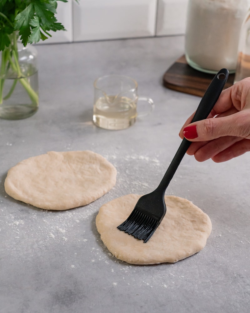 Dieses Bild zeigt wie der Teig bepinselt wird.