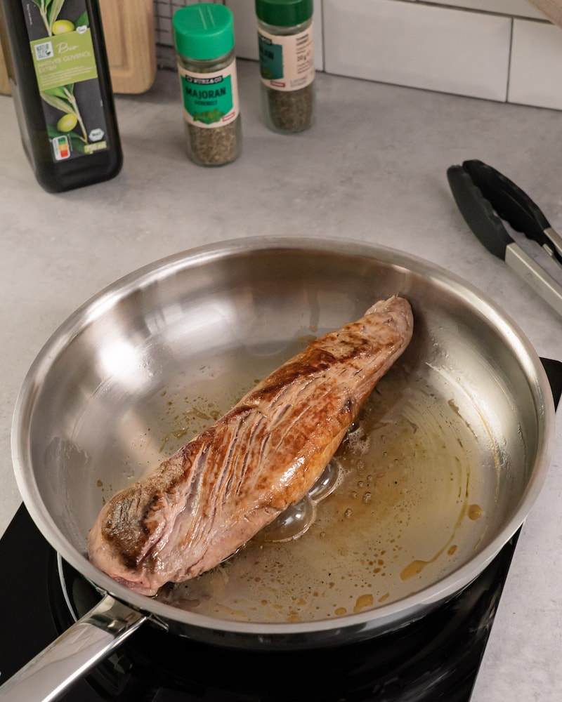 Dieses Bild zeigt wie das Filet angebraten wird.
