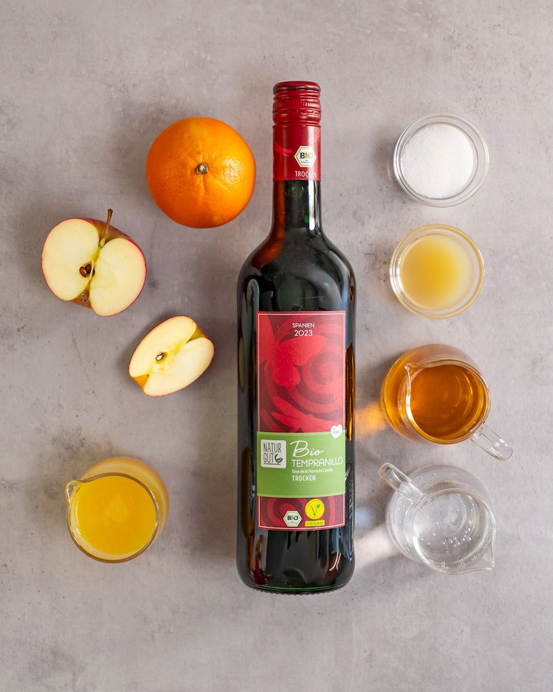 Dieses Bild zeigt die Zutaten für den Sangria.