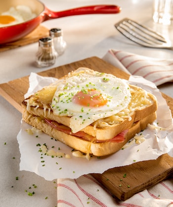 Das Bild zeigt ein Sandwich von PENNY READY und ein selbstgemachtes Sandwich: "Croque Madame“ – ein Toast mit Käse, Schinken und einem Spiegelei als Topping.