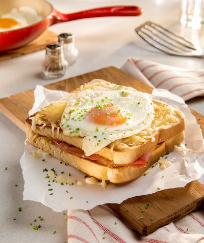Das Bild zeigt ein Sandwich von PENNY READY und ein selbstgemachtes Sandwich: "Croque Madame“ – ein Toast mit Käse, Schinken und einem Spiegelei als Topping.