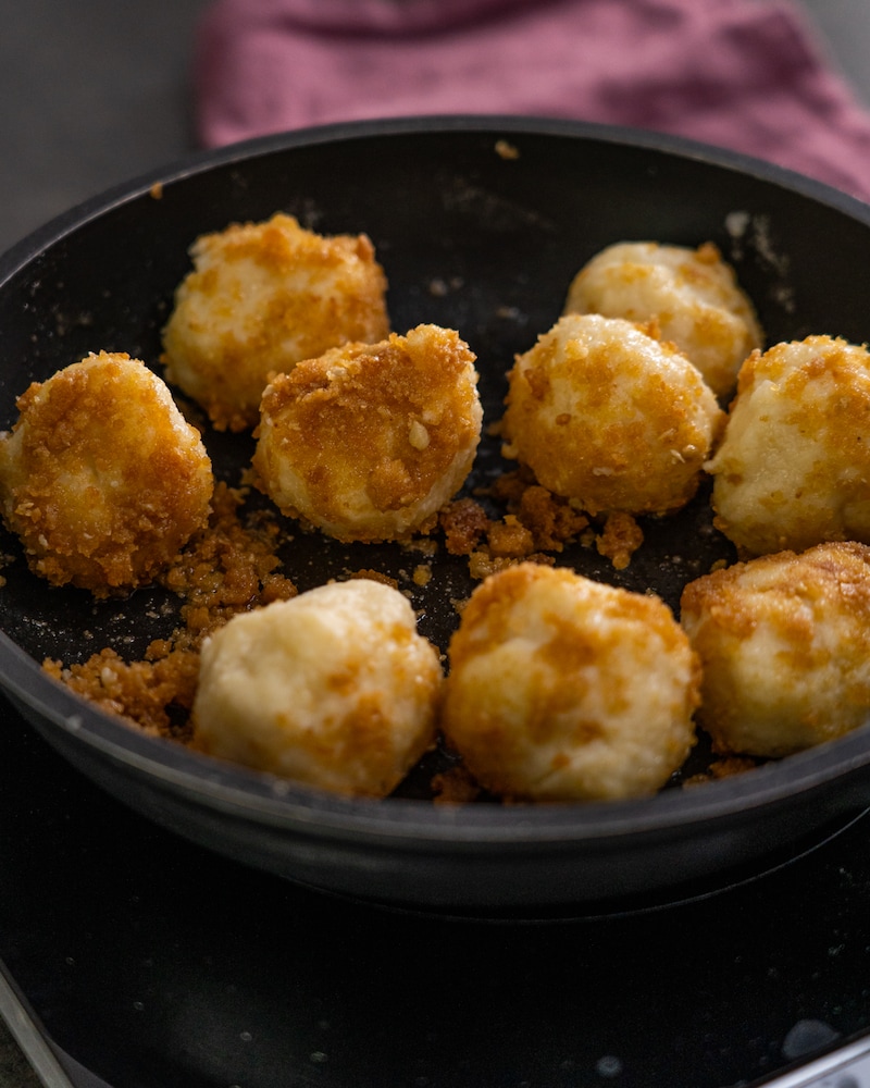 Quarkknödel mit Pflaumenkompott und Vanillesauce