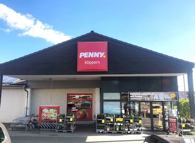 Sie sehen den Eingang vom Penny Markt in Friedrichsdorf/Koeppern, Amselweg 34-36
