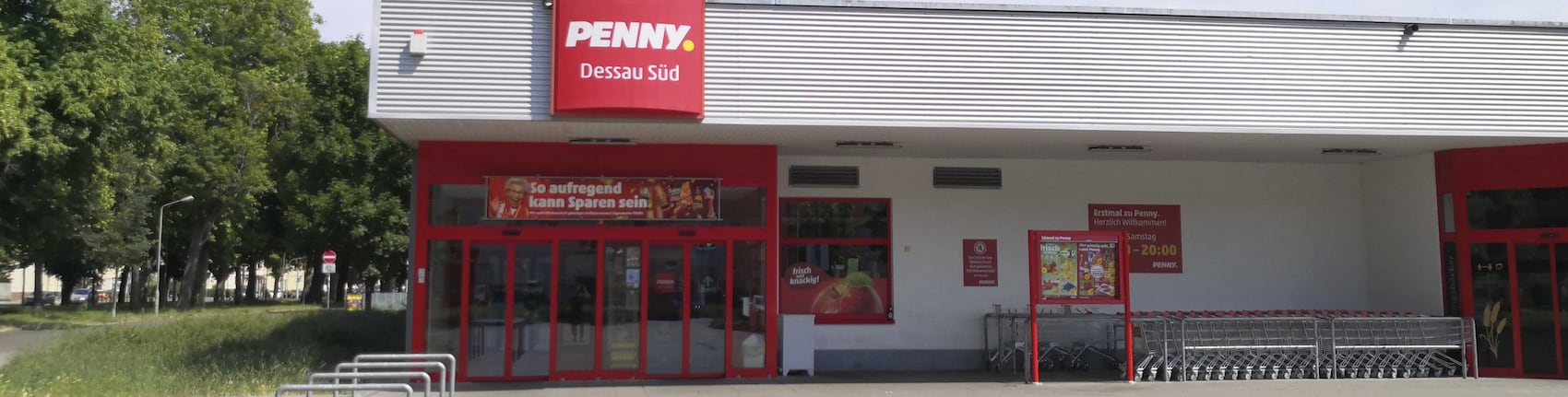 Sie sehen den Eingang vom Penny Markt in Dessau-Rosslau/Sued, Heidestr. 285