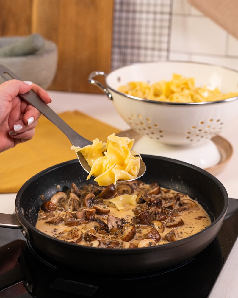 Dieses Bild zeigt das hinzufügen der Pasta.