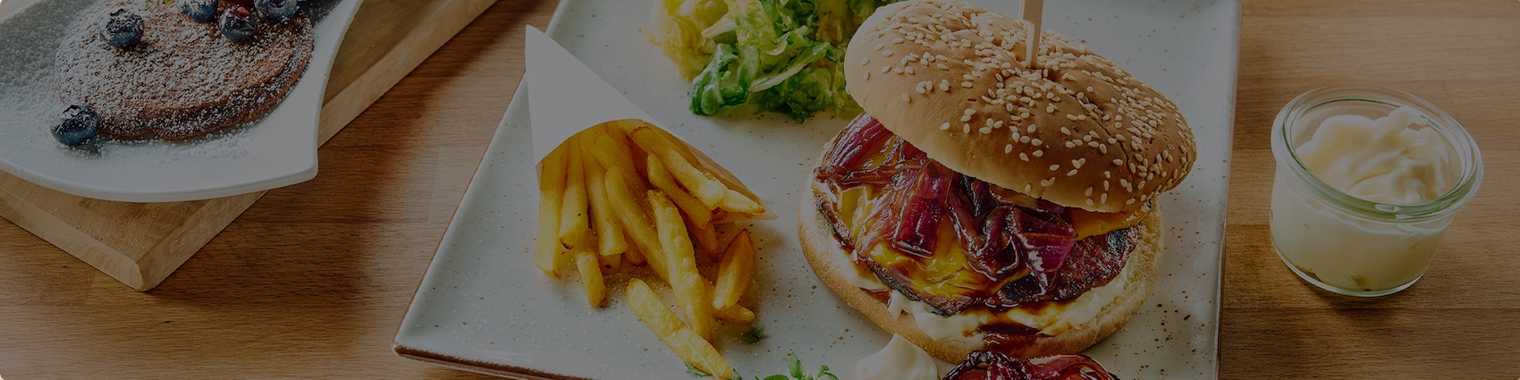 Auf diesem Bild siehst du unseren fertigen Bacon-Cheese-Onions Burger.