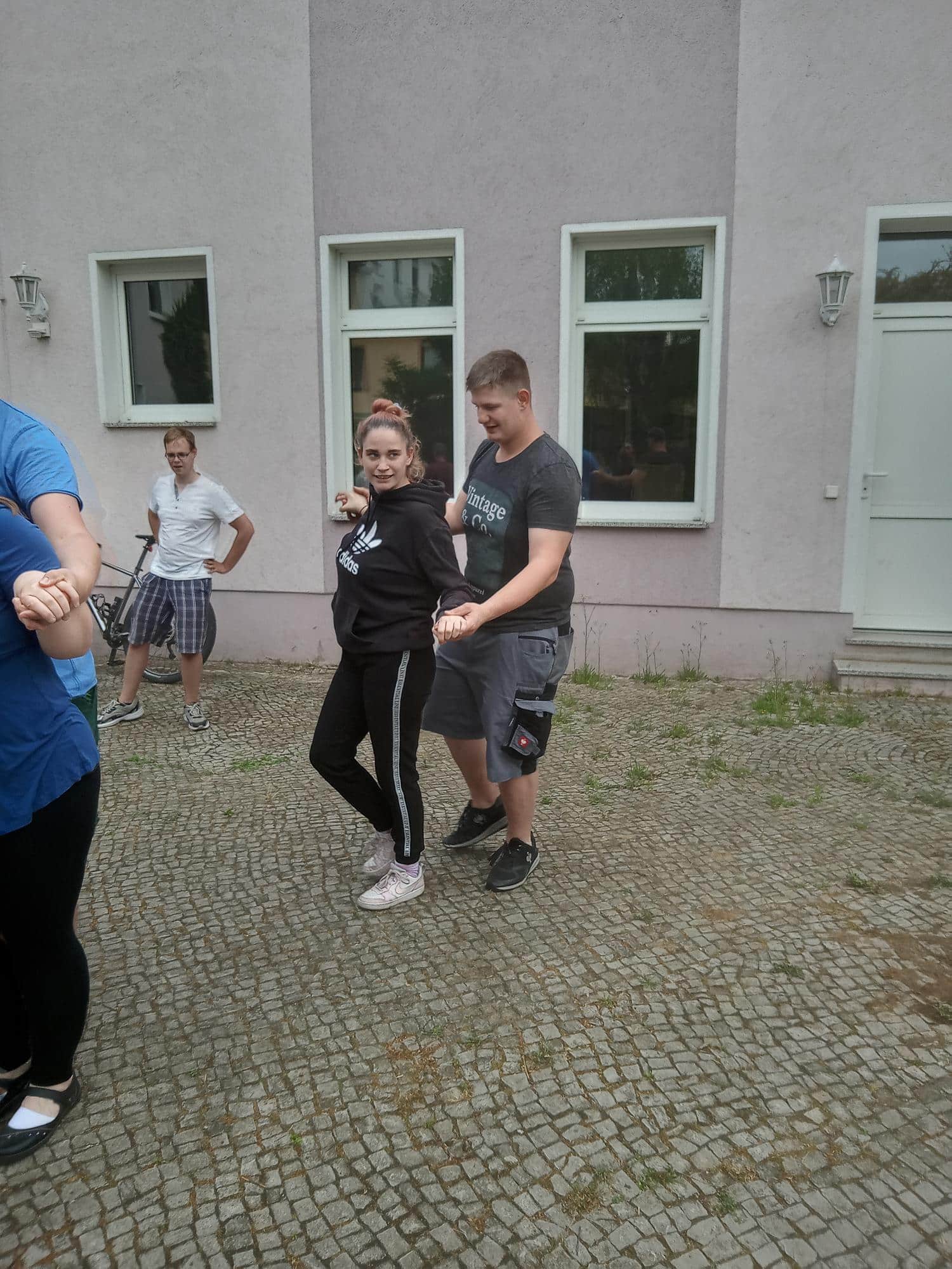 Vereinsmitglieder beim Üben von Tanzeinlagen