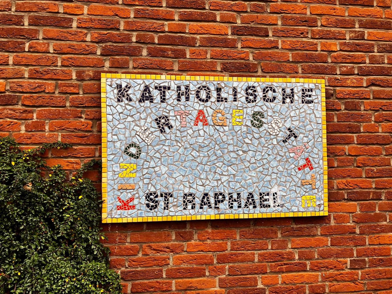 Ein Mosaik des Vereinslogos an einer Außenwand