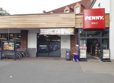 Sie sehen den Eingang vom Penny Markt in Werl, Soester Str. 32