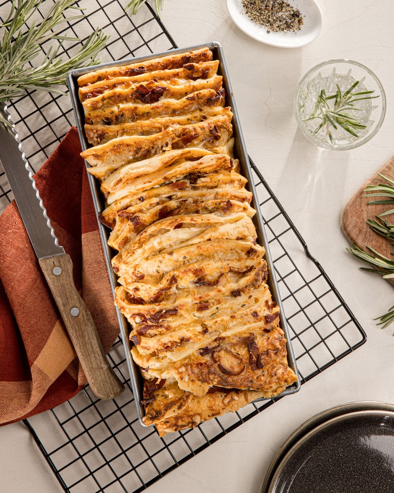 Dieses Bild zeigt das fertige Zupfbrot mit Frischkäse.