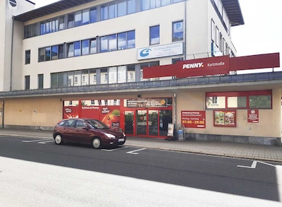 Sie sehen den Eingang vom Penny Markt in Plauen Karlstrasse 7