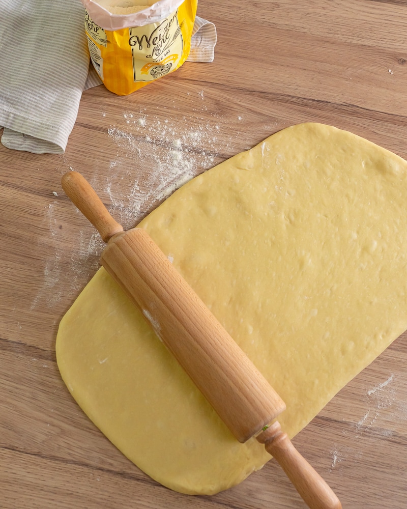 Zimtschnecken-Kuchen mit Blaubeersauce