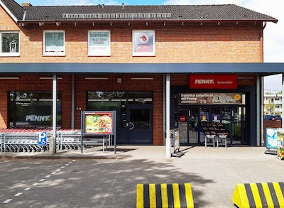 Sie sehen den Eingang vom Penny Markt in Eckernfoerde Rendsburger Str. 109