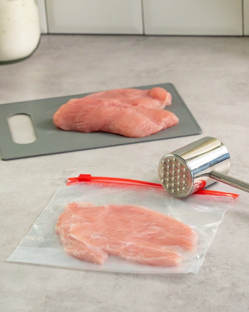 Dieses Bild zeigt wie das Putenschnitzel geklopft wird.