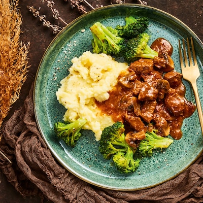Schmorgulasch mit Champignons, Stampfkartoffeln und Brokkoli