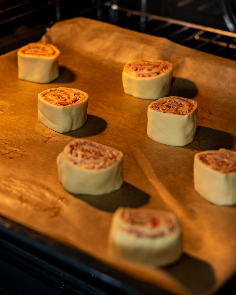 Das Bild zeigt wie die Schnecken gebacken werden.