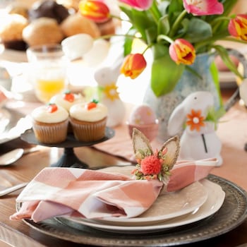 Gedeckter Tisch mit Blumen