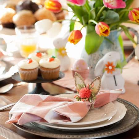 Gedeckter Tisch mit Blumen