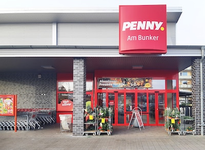 Sie sehen den Eingang vom Penny Markt in Lübeck/St. Lorenz Nord, Ziegelstr. 13