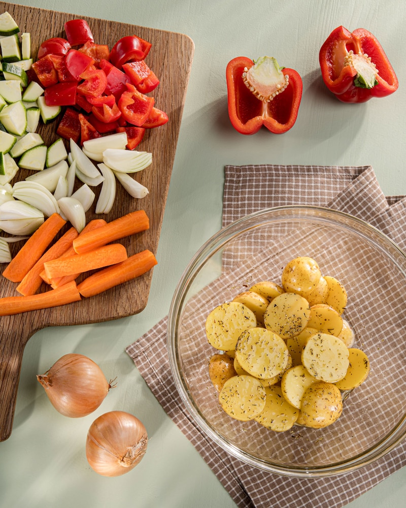 Dieses Bild zeigt, wie die Kartoffeln marinieren.