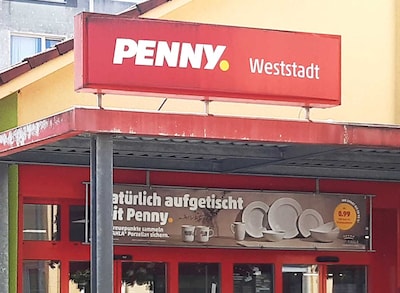 sie sehen den Eingang vom Penny Markt in Parchim W.-I.-Leninstr. 23