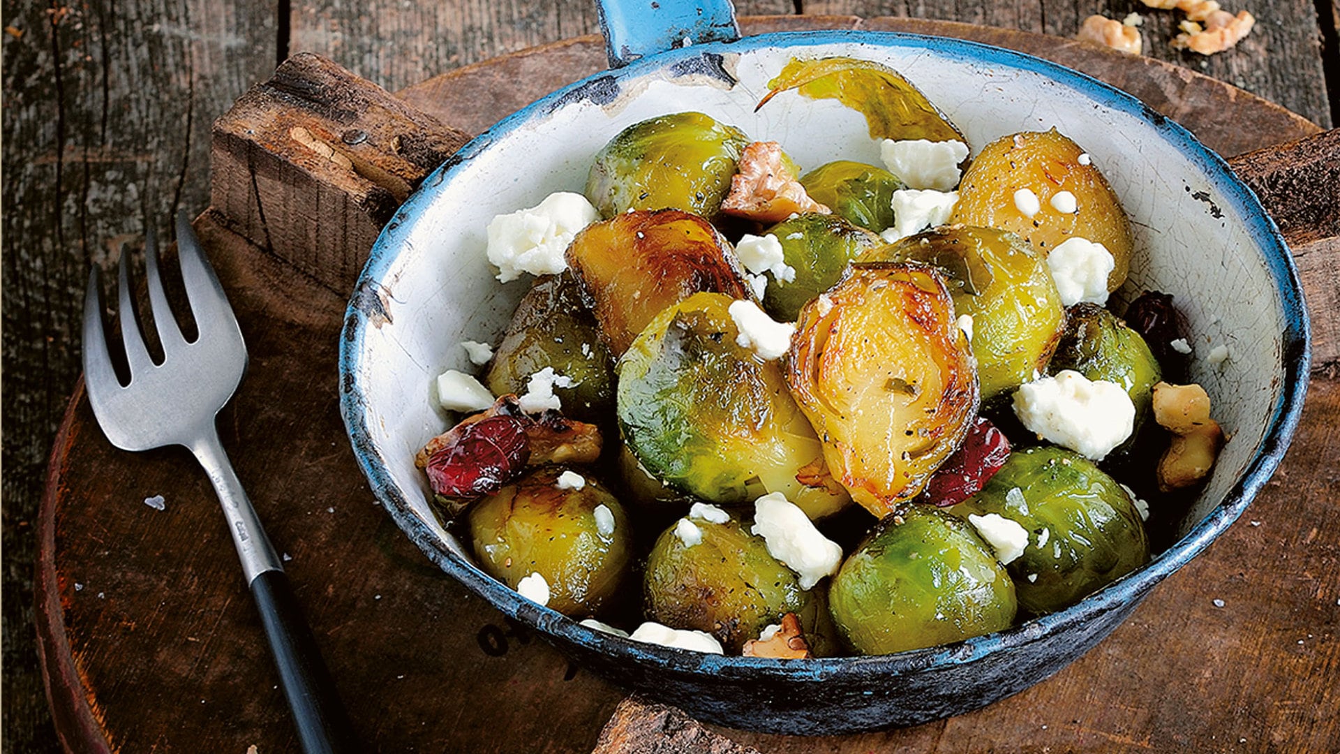 Gebratener Rosenkohl in einer Schüssel