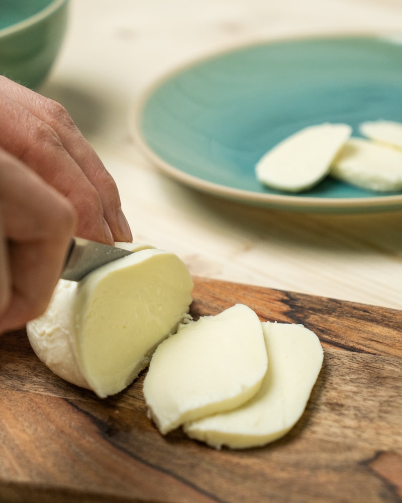 Auf diesem Bild siehst du wie Mozzarella geschnitten wird.