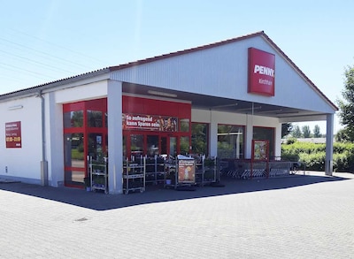 Sie sehen den Eingang vom Penny Markt in Kirchhain, Alsfelder Str. 58