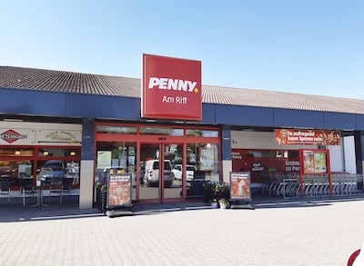 Sie sehen den Eingang vom Penny Markt in Bad Lausick Erich-Weinert-Str. 5B 
