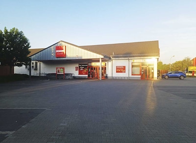 Sie sehen den Eingang vom Penny Markt in Senftenberg Briesker Str. 80
