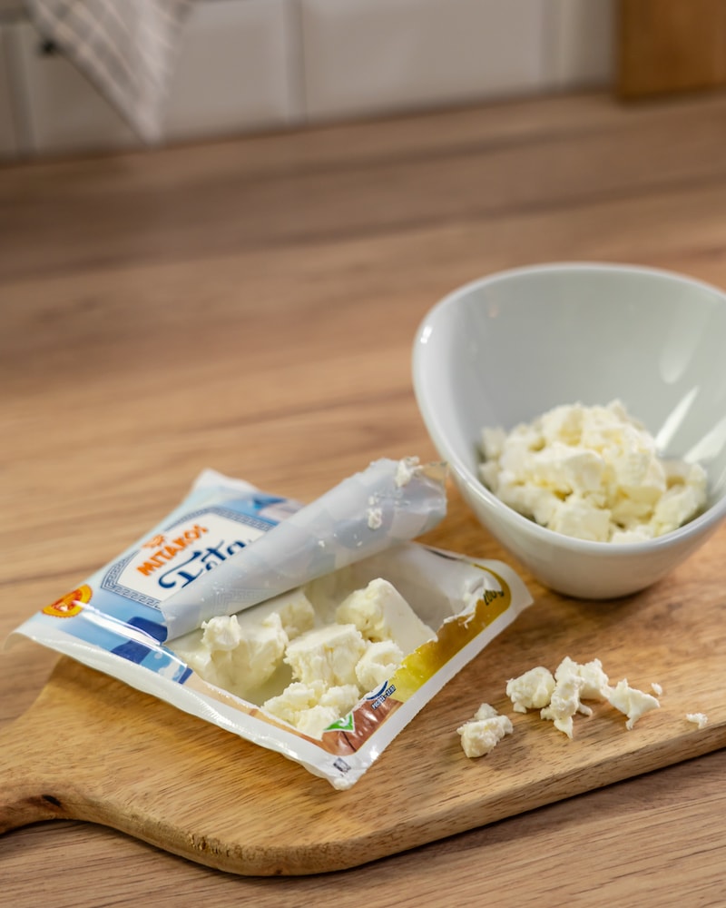 Dieses Bild zeigt, wie der Feta gekrümelt wird.