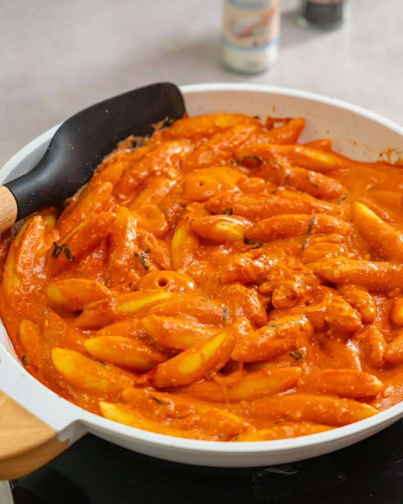 Dieses Bild zeigt wie die Schupfnudeln in der Sauce.