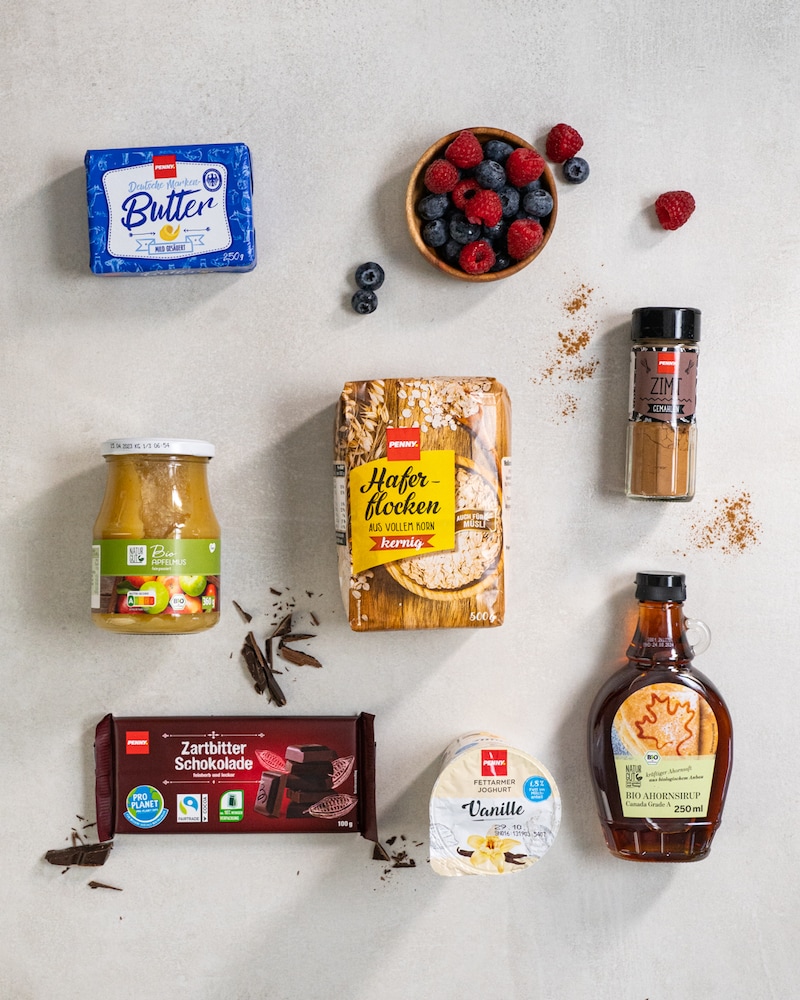 Auf diesem Bild siehst du alle Zutaten für unsere Baked Oats.
