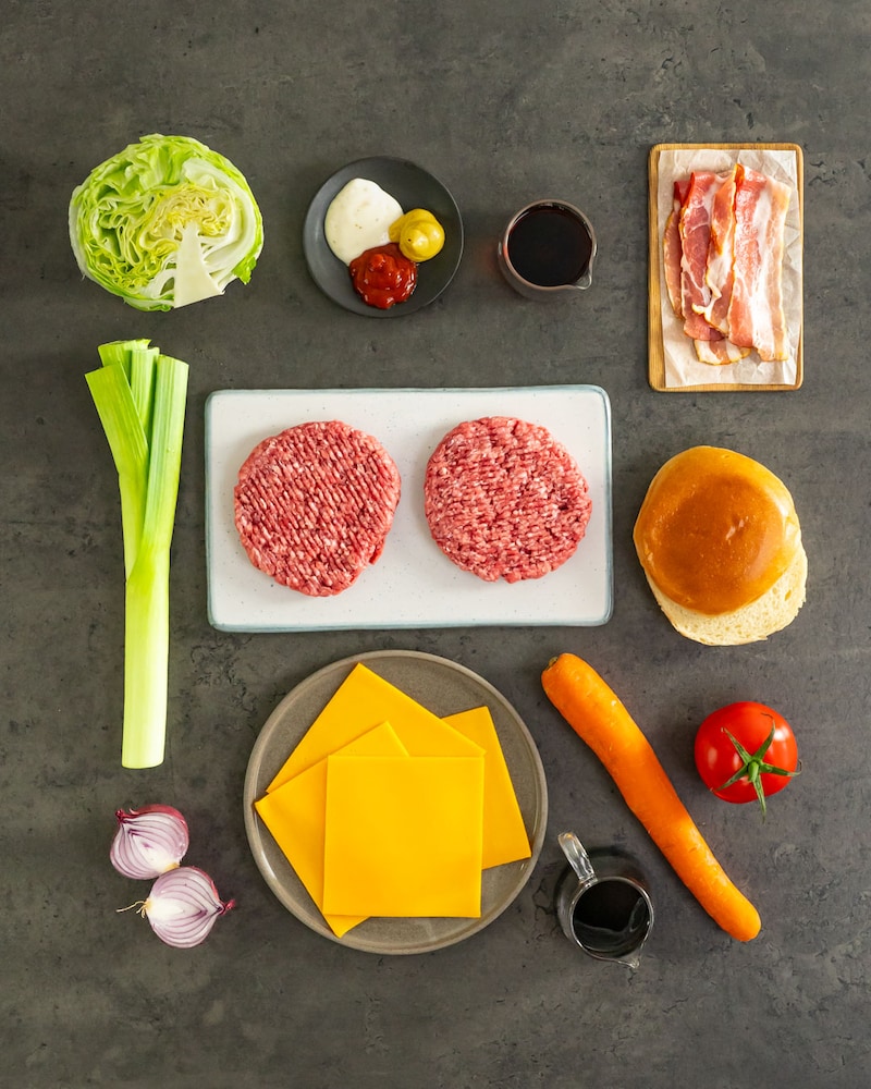 Dieses Bild zeigt die Zutaten für den Burger mit Biergemüse.