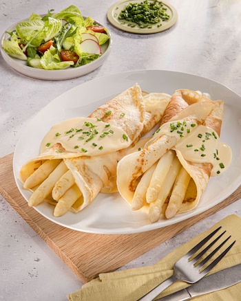 Dieses Bild zeigt den fertigen Spargel mit Pfannkuchen.