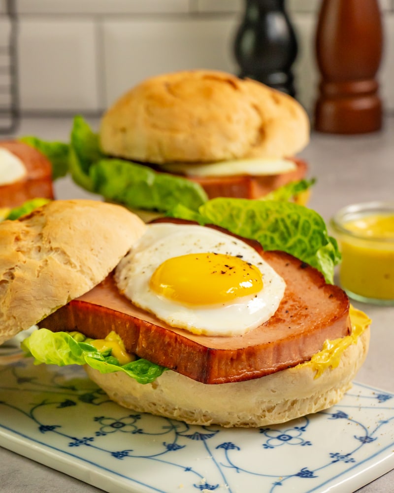 Dieses Bild zeigt das fertige Leberkäse-Brötchen.