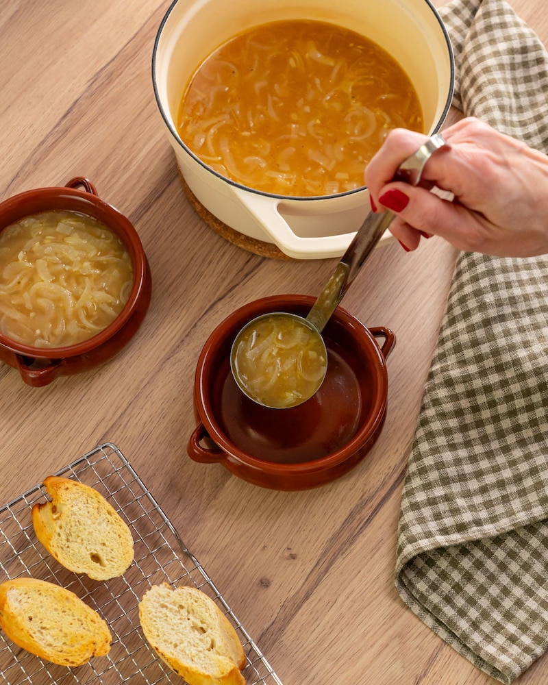 Dieses Bild zeigt wie die Suppe in die Schale gegeben wird.