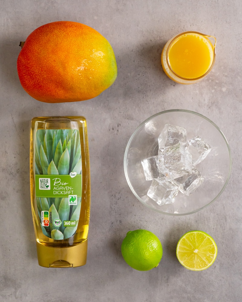 Dieses Bild zeigt die Zutaten für den Mango-Limetten Mocktail.