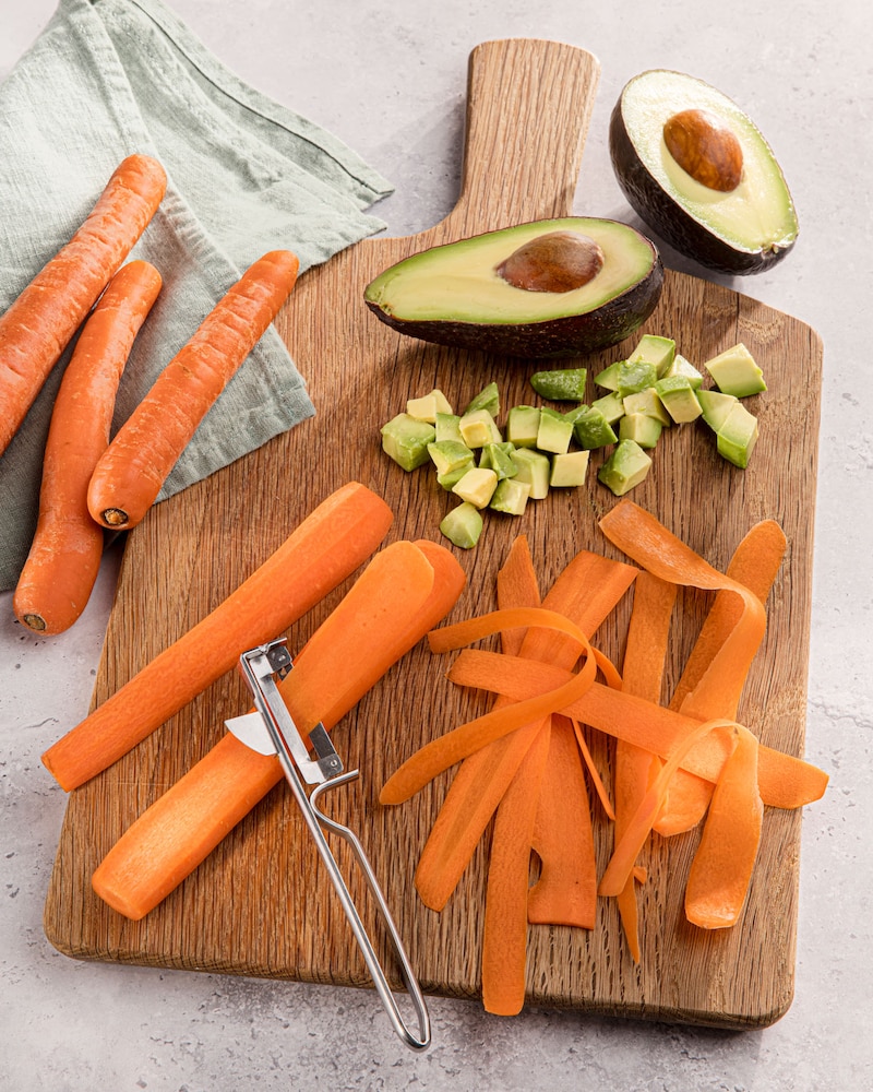 Dieses Bild zeigt die in Streifen geschälten Möhren und die gewürfelte Avocado.