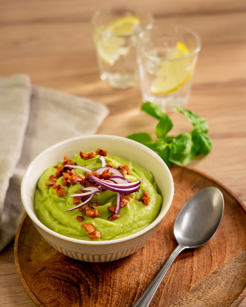 Cremiger Avocado Dip mit veganem Knusper-Bacon